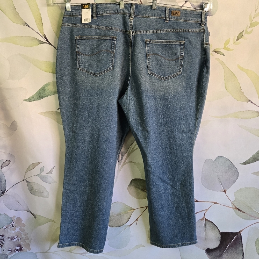 LEE | Petite Plus Relaxed Fit Straight Leg Mid Rise Jeans in Meridian sz 26W - Picture 2 of 13